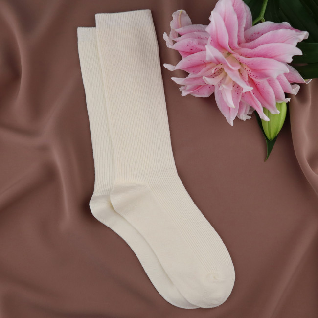 Подовжені вінтажні жіночі шкарпетки молочні